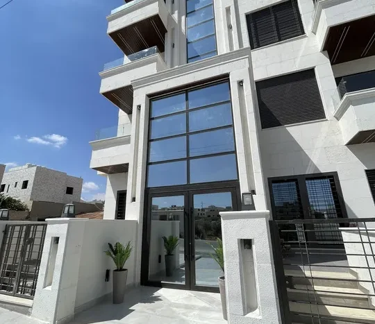 Deluxe ground floor apartment with modern finishing, 135 sqm, at a special price and long-term warranty