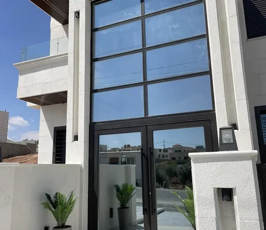 Deluxe ground floor apartment with modern finishing, 135 sqm, at a special price and long-term warranty