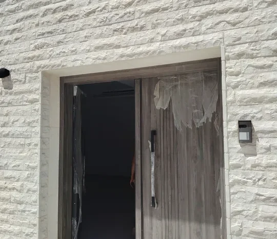 For sale a new villa in a prime location in Al-Fuhais, Al-Hamra Basin, 570 square meters, with a luxurious, modern design